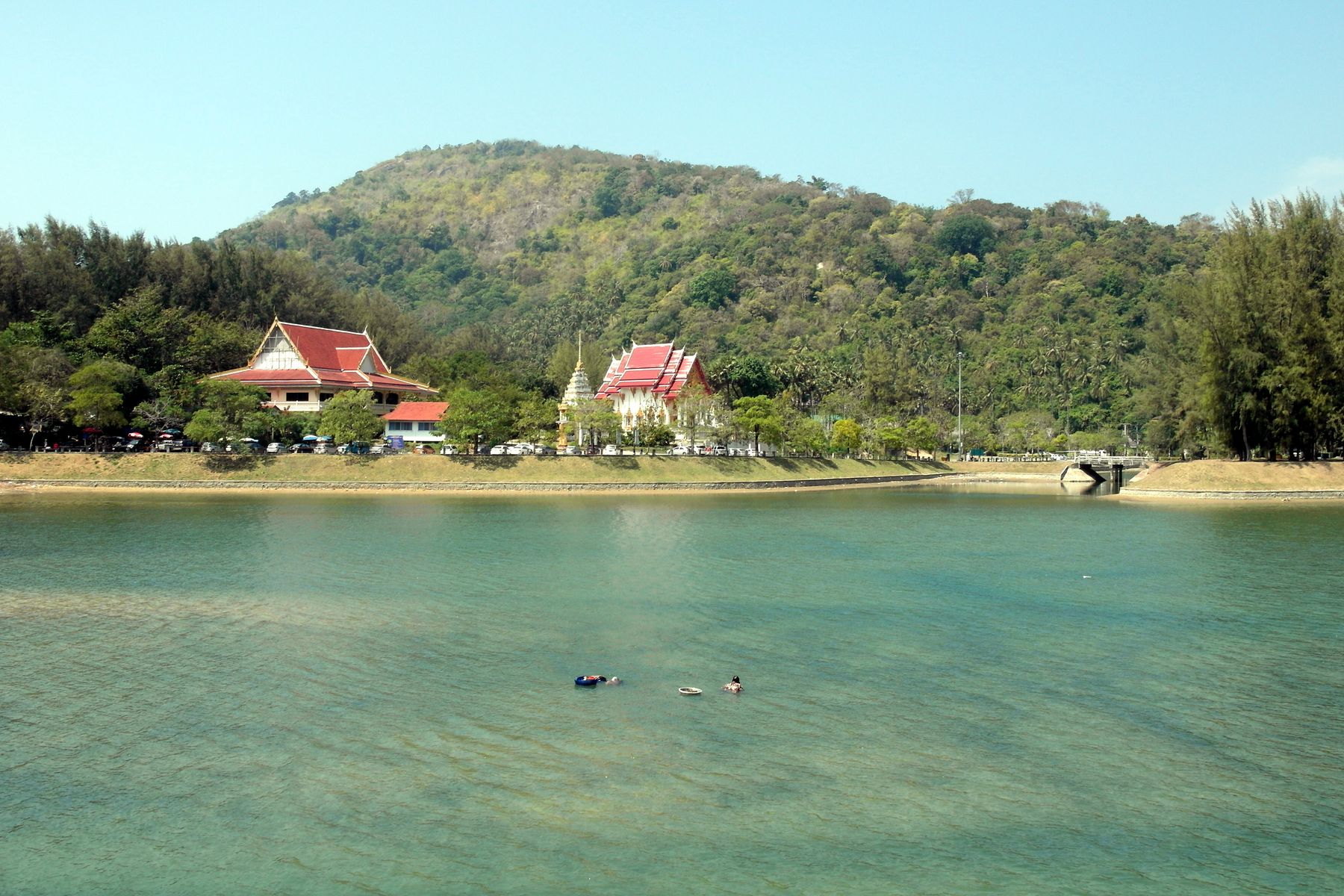 Plage de Nai Harn à Phuket, en Thaïlande, avec un temple au bord de l'eau et la colline couverte de forêt